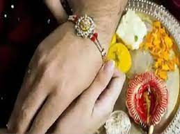 देश भर में मनाया जा रहा रक्षाबंधन का त्योहार,बहने बांध रही भाइयों की कलाई पर राखी