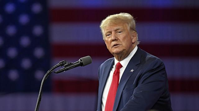 ट्रम्प ने FBI पर लगाया पासपोर्ट चुराने का आरोप:पूर्व US प्रेसिडेंट ने कहा, घर की तलाशी के दौरान अधिकारी मेरे 3 पासपोर्ट ले गए