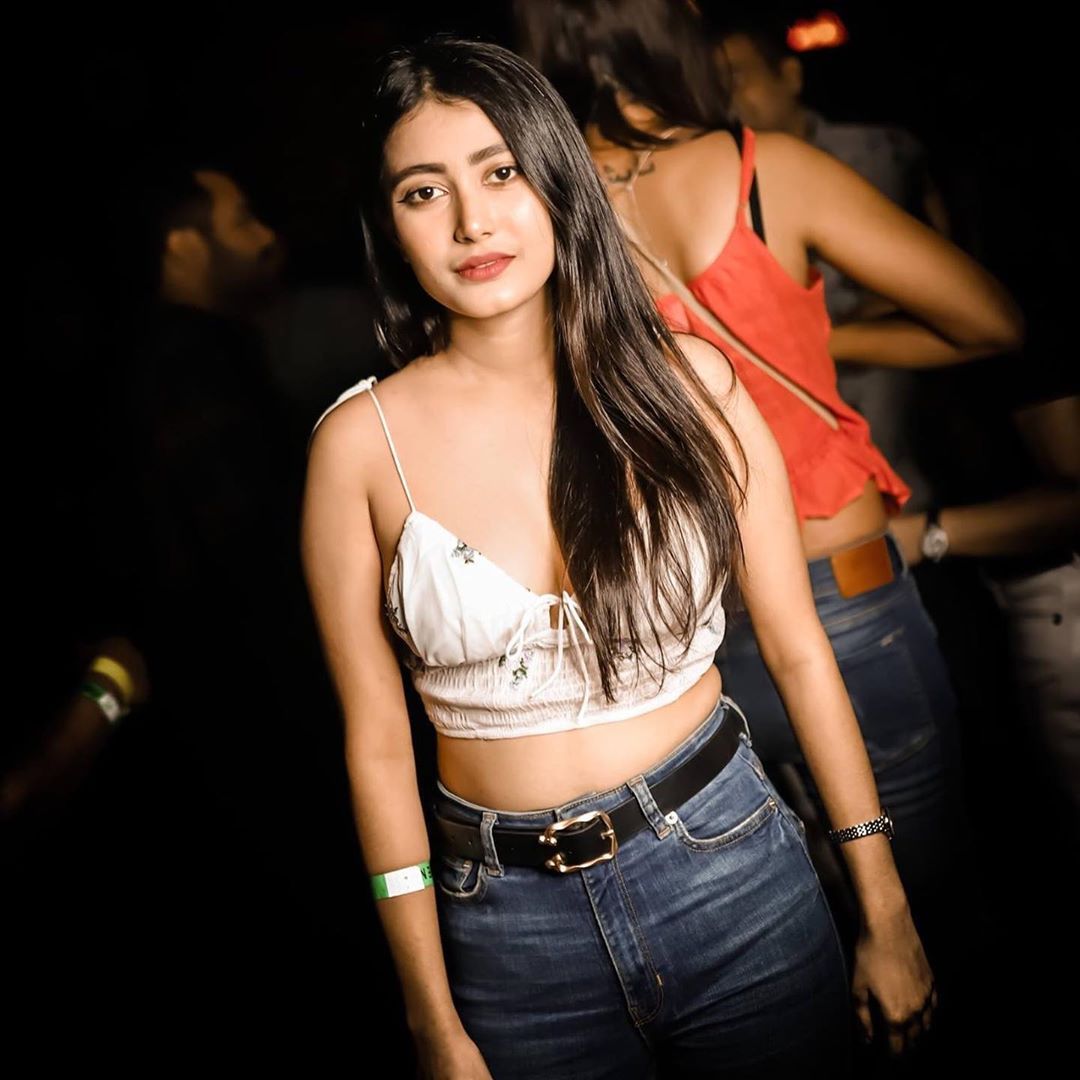 Donal Bisht ने स्टाइलिश आउटफिट में बिखेरा जलवा, सिजलिंग लुक देख फैंस हुए क्रेजी