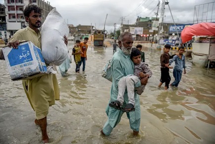 पाकिस्तान में बाढ़ और बारिश ने मचाई तबाही, हजारों की जान गई. इमरजेंसी की घोषणा