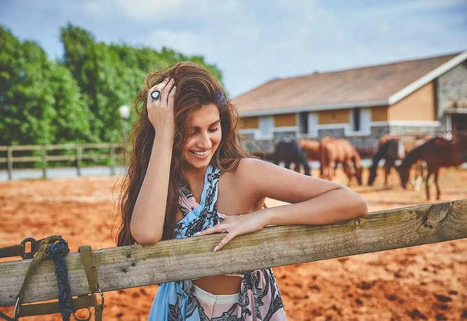 तारा अपने ड्रेस को स्टाइलिश अंदाज में फ्लॉन्ट करती Cute & Hot दिखी