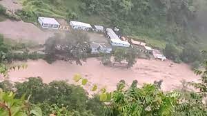 पहाड़ों पर हो रही बारिश ने बरपाया कहर,उत्तराखंड में तीन जिलों में भारी बारिश की चेतावनी
