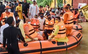 सीएम योगी ने बाढ़ प्रभावित क्षेत्रों का किया दौरा,वाराणसी और गाजीपुर में पीडितों से की बात