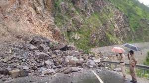 उत्तराखंड में भारी बारिश का अलर्ट,मसूरी में बरसात के चलते बदरीनाथ हाईवे बंद