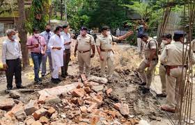 नोएडा में दीवार गिरने से 4 की मौत,एक ही परिवार के थे तीन, मरने वालों के परिजनों को 5-5 लाख रुपए का मिलेंगा मुआवजा