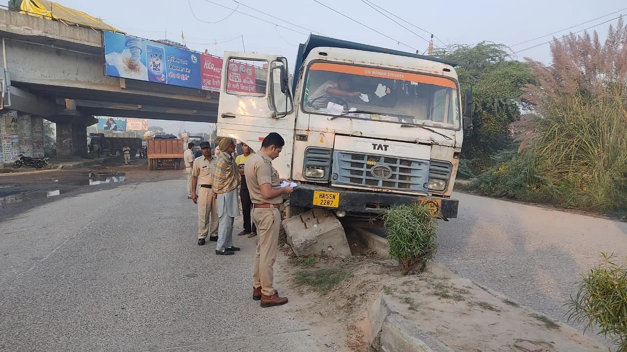 दिल्ली के सीमापुरी में बड़ा हादसा, फुटपाथ पर सो रहे लोगों को ट्रक ने रौंदा, 4 की हुई मौत