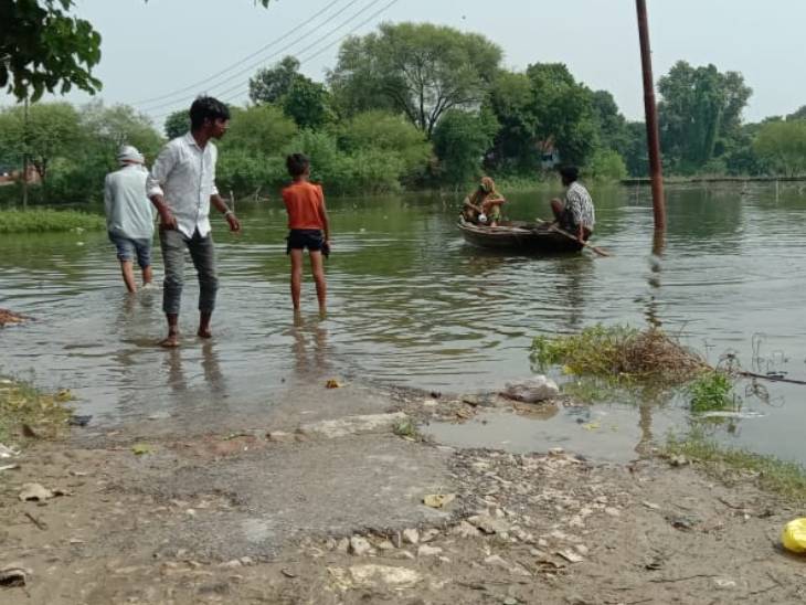 भारी बारिश के बाद घाघरा नदी उफान पर,गोरखपुर के कई गांवों में घुसा पानी,मुख्य मार्गों से टूटा संपर्क