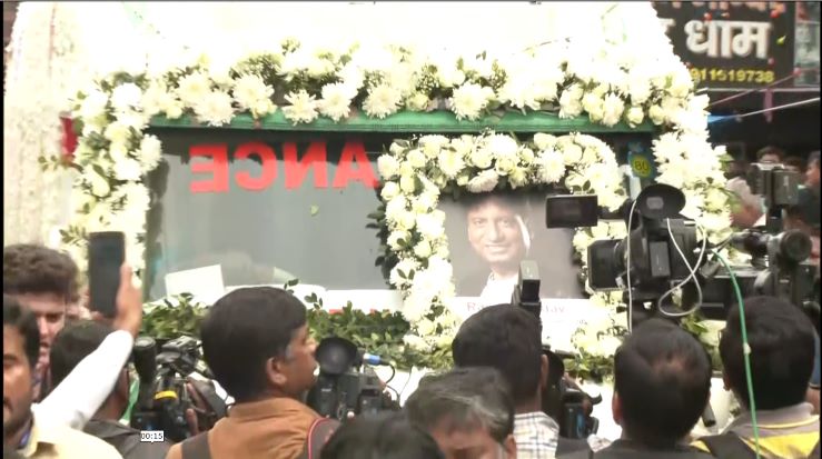 पंचतत्व में विलीन हुए राजू श्रीवास्तव, मौन हो गया सबको हंसाने वाला