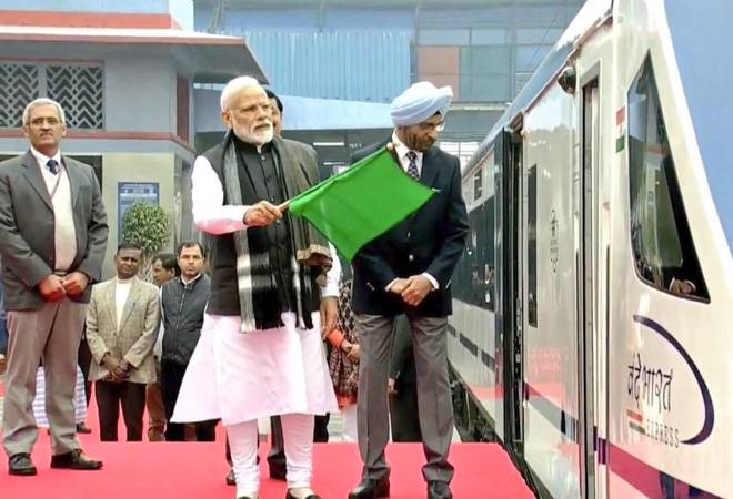 पीएम मोदी ने गांधीनगर-मुंबई वंदे भारत एक्सप्रेस ट्रेन को दिखायी हरी झंडी, सफर भी किया