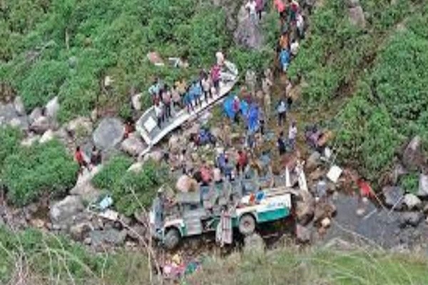 उत्तराखंड के पौड़ी गढ़वाल में  बस 500 मीटर गहरी खाई में गिरी, 25 लोगों की मौत