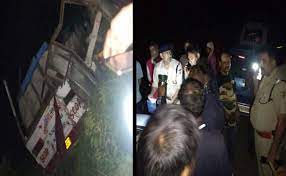 पौड़ी में बरातियों से भरी बस खाई में गिरने से 25 लोगों की मौत,रेस्क्यू ऑपरेशन जारी,20 लोग लापता
