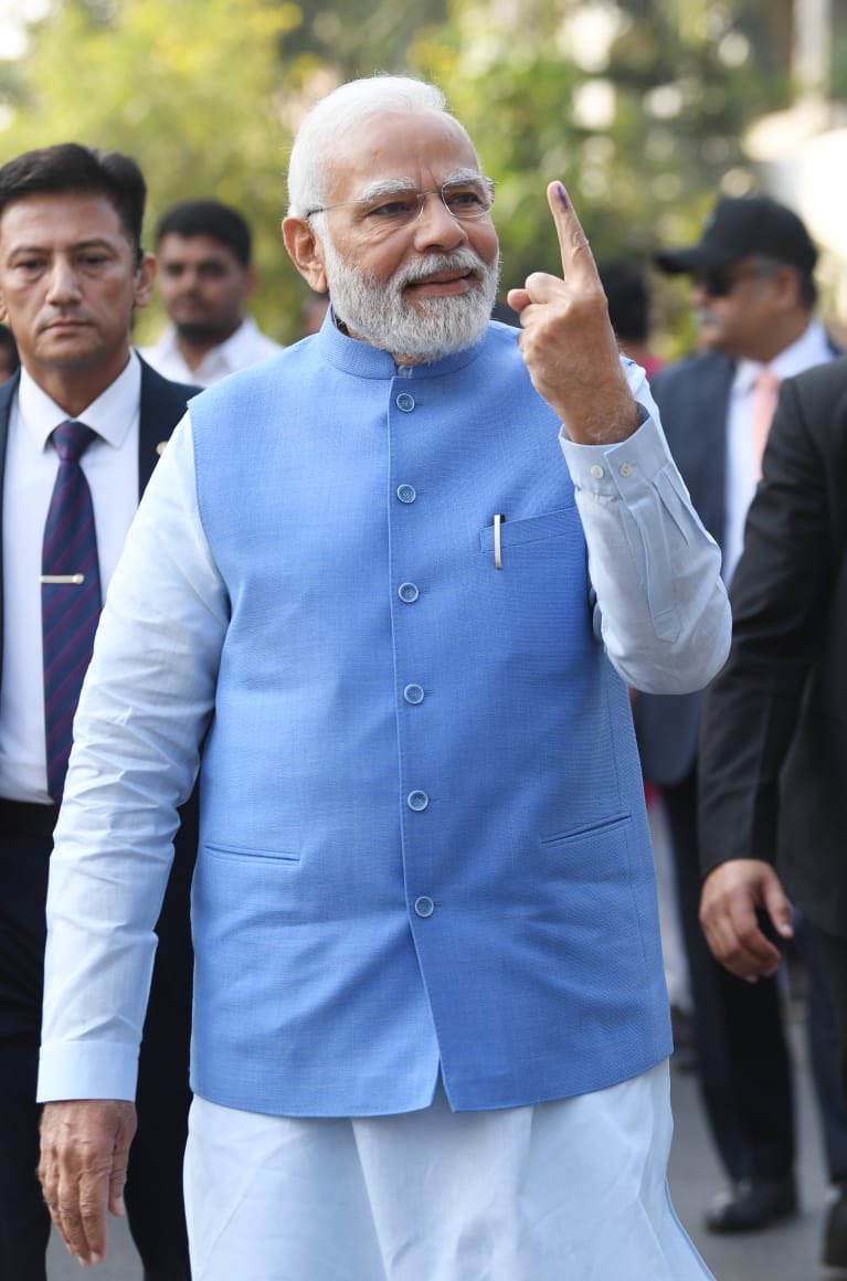 PM मोदी ने साबरमती में वोट डाला, सड़क पर चलते हुए स्याही का निशान दिखाया