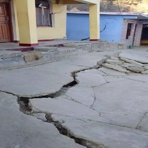 उत्तराखंड के जोशीमठ में दरारों के आने के बाद अब बुलडोजर ऐक्शन,जर्जर होटल को ढहाने पहुंची प्रशासन की टीम