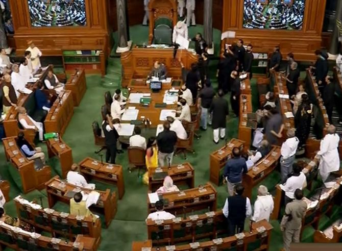 लोकसभा स्पीकर के सामने विपक्ष ने काला कपड़ा लहराया: विपक्ष के 17 पार्टियां ब्लैक प्रोटेस्ट में पहुंचीं लोकसभा काले कपड़े पहनकर