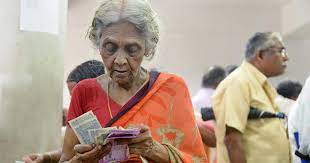 एक बुजुर्ग महिला के पेंशन लेने के लिए कड़ी धूप में बैंक पहुँचने पर , वित्त मंत्री निर्मला सीतारमण ने बैंक पर कसा तंज़