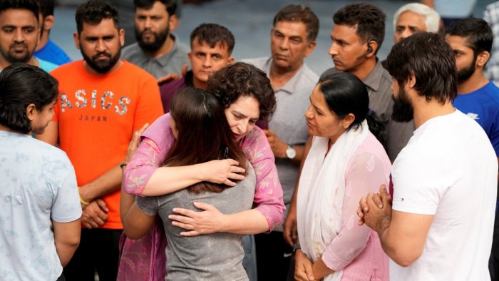 Wrestlers Protest: पहलवानों से मिलीं प्रियंका, पीएम पर साधा निशाना,बृजभूषण सिंह बोले- मैं इस्तीफा नहीं दूंगा