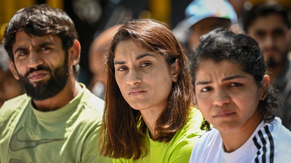 जानिए विनेश फोगाट नें कैमरे के सामने रोते हुए क्या कहा-इस तरह का दिन देखने के लिए हमने देश के लिए गोल्ड मेडल जीता।