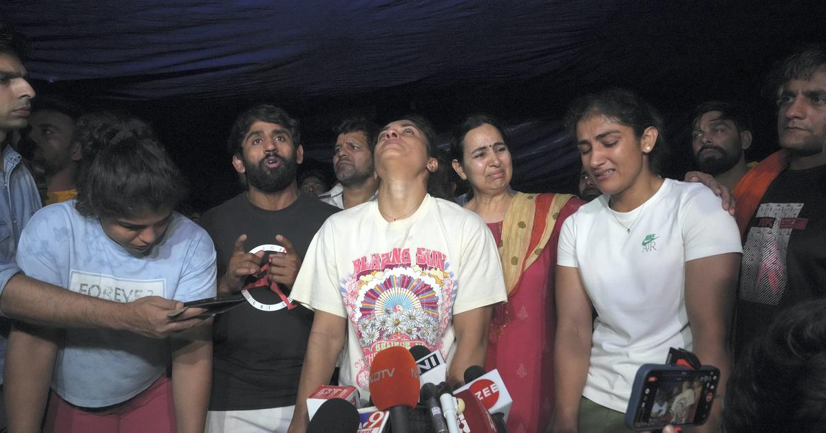खिलाड़ियों का आरोप है कि नशे की हालत में पुलिस ने उन पर हमला किया और अभद्र भाषा का इस्तेमाल किया