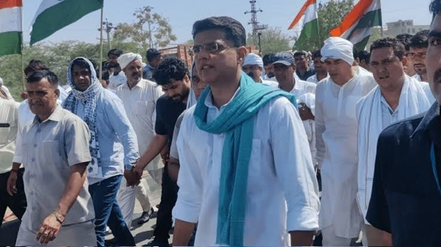 पायलट की जनसंघर्ष यात्रा का दूसरा दिन,तपती धूप में हज़ारों संख्या के साथ चलते हुए।