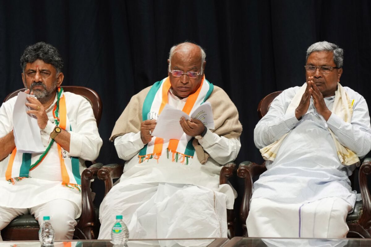 कर्नाटक के सीएम को लेकर सस्पेंस जारी,आज राहुल गांधी से मुलाकात कर सकते हैं सिध्दारमैया।