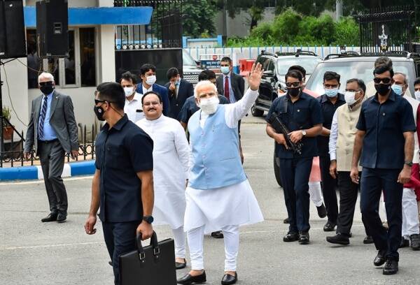 तीन देशों की सफल यात्रा कर भारत लौटें,दिल्ली के पालम एयरपोर्ट पर हुआ मोदी का स्वागत।