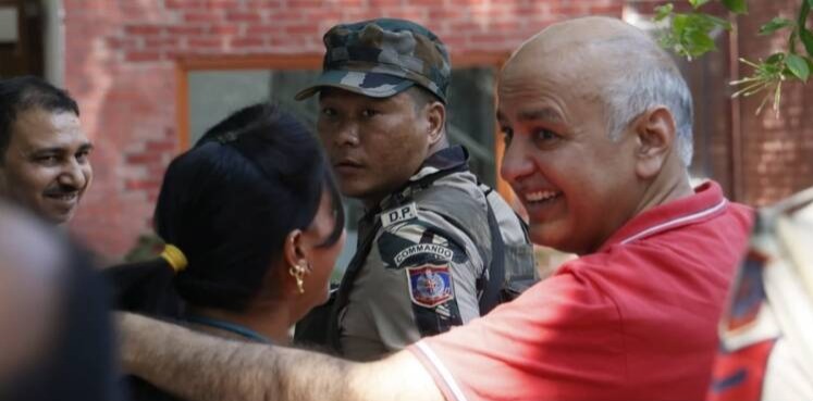 दिल्ली हाईकोर्ट ने मनीष सिसोदिया को जेल से 7 घंटे की राहत दी,इस बीच बीमार पत्नी से मुलाकात।