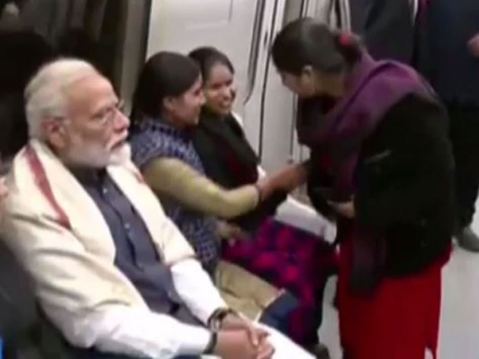 प्रधानमंत्री नरेंद्र मोदी ने दिल्ली विश्वविद्यालय के शताब्दी समारोह में शामिल होने के लिए मेट्रो से की  यात्रा