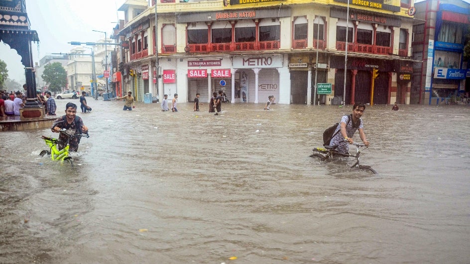 हिमाचल में 24 घंटे में हुई सामान्य से 84 मिमी ज्यादा बारिश,पिछले 72 घंटो में 76 लोगों की मौत,कई हिस्सों में मूसलाधार बारिश के आसार।