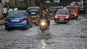 दिल्ली में मूसलाधार वर्षा,लगातार बारिश के चलते बाढ़ के आसार,यमुना नदी का वाटरलेवल बढ़ा,देश के कई राज्य जलमग्न।