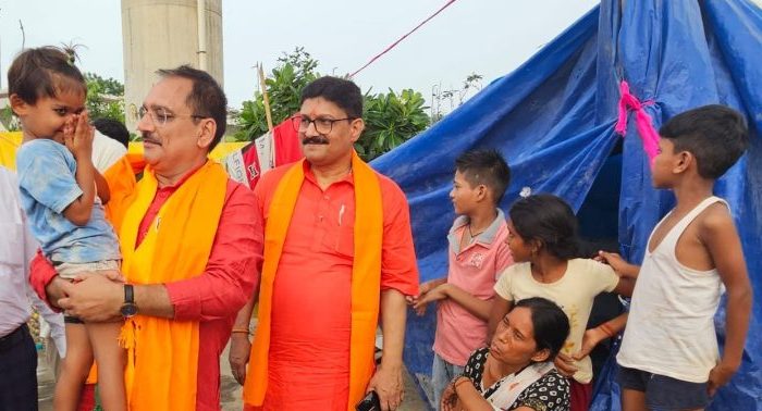दिल्ली में बीजेपी ने बाढ़ से पीड़ित लोगों के थामे हाथ,तनाव मुक्त करने के लिए ओटीटी पर फिल्में दिखाईं।