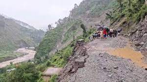 जम्मू-कश्मीर के कठुआ जिले में बुधवार को बाढ़ और लैंडस्लाइड के कारण आठ लोगों की मौत हुई मौत
