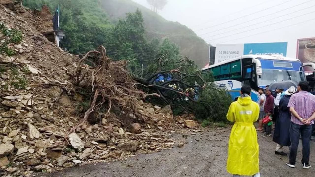 बारिश का कहर: उत्तरकाशी और करगिल में फटा बादल, यमुनोत्री हाईवे पर लैंडस्लाइड- कई गाड़ियां दबी ।