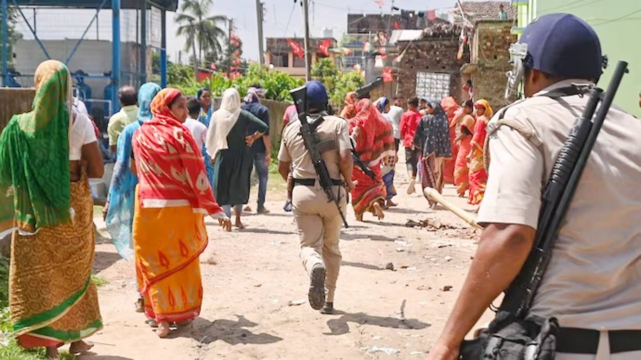 मणिपुर के बाद बंगाल में 2 महिलाओं को किया गया निर्वस्त्र, तमाशा देखती रही पुलिस ।