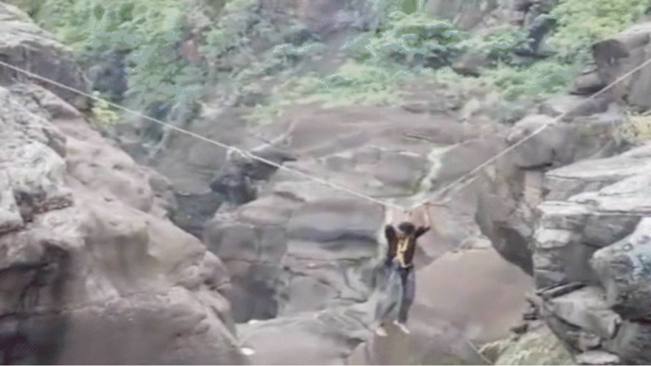 सेल्फी लेने के चक्कर में 2000 फिट गहरी खाई में गिरा युवक, रेस्क्यू टीम ने बचायी जान