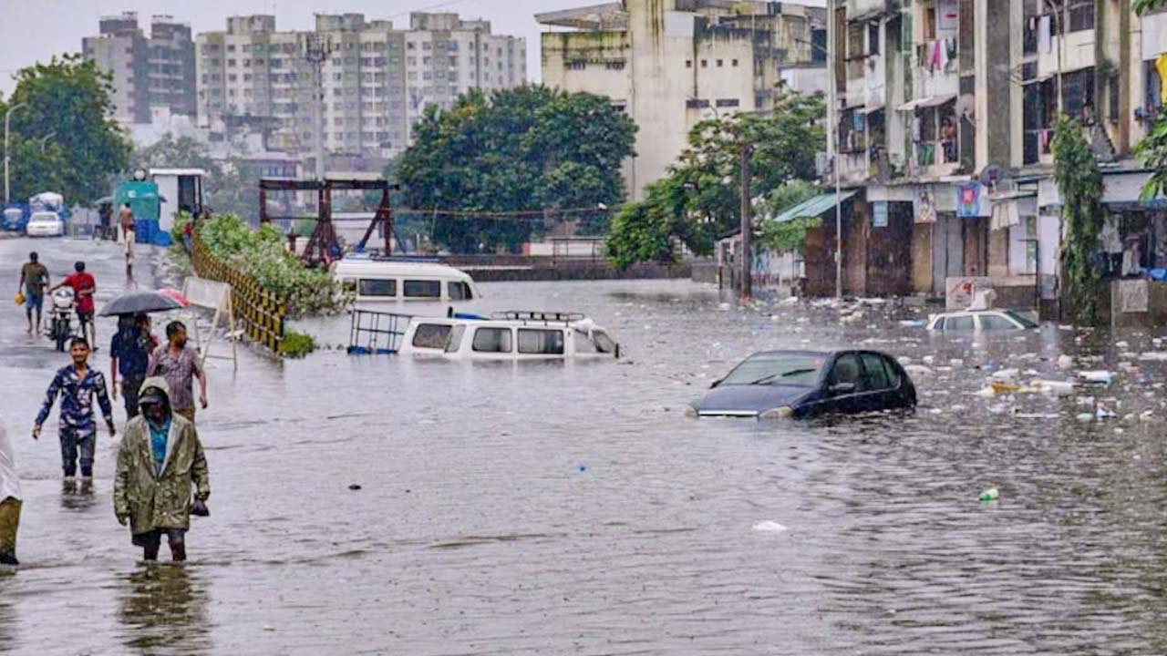 देश के विभिन्न राज्यों में बारिश का सितम जारी,कई राज्यों में हालात हुए बाढ़ जैसे