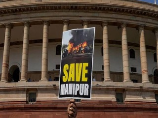 मणिपुर हिंसा को लेकर संसद में लगातार हंगामा जारी,विपक्षी सांसद आज मसले पर विरोध ज़ाया करने के लिए काले कपड़े पहनकर सदन में आयेंगे