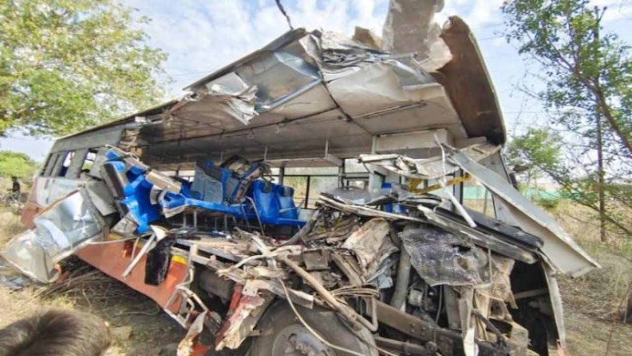 ओवरटेक करने के चक्कर में 2 बसें टकराईं, 6 लोगों की मौत, घायल अस्पताल में भर्ती, घटना महाराष्ट्र के बुलढाणा की