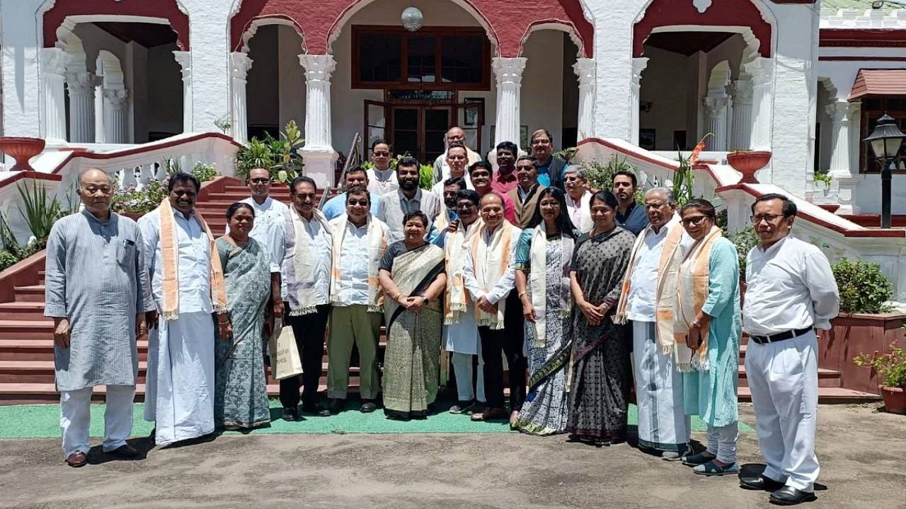 I.N.D.I.A के 21 सांसदों ने गवर्नर अनुसुइया उइके से  की मुलाकात,कहा-PM इस हिंसा मामले पर गंभीर नहीं