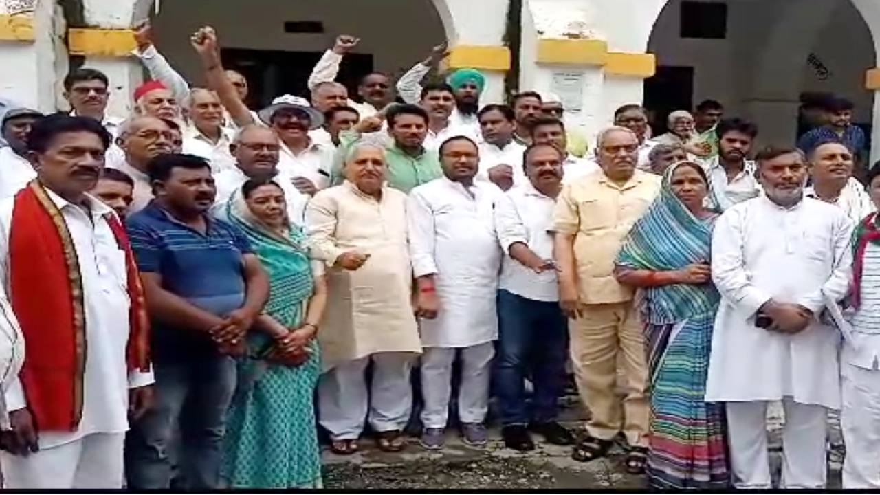 गुलदार से छूटकारे की मांग को लेकर बिजनौर कलक्ट्रेट में जुलूस प्रदर्शन, मुख्यमंत्री के नाम का ज्ञापन डीएम को सौंपा