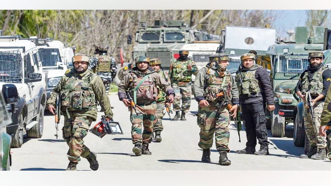 आतंकियों और सुरक्षाबलों के बीच मुठभेड़ में 3 जवान शहीद, जम्मू-कश्मीर के कुलगाम जिले में हुई थी गोलीबारी