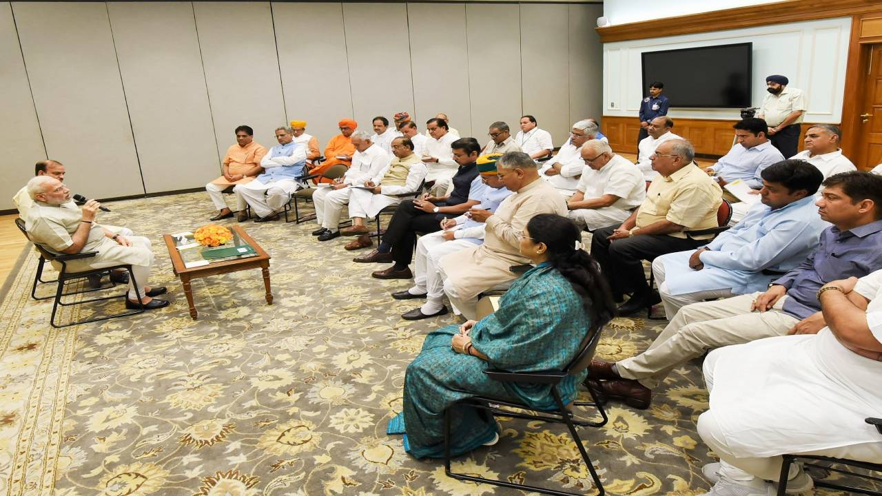 पीएम मोदी का सांसदों को नसीहत कहा अति आत्मविश्वास में ना रहे और चुनाव की तैयारियों में जुट जाएं