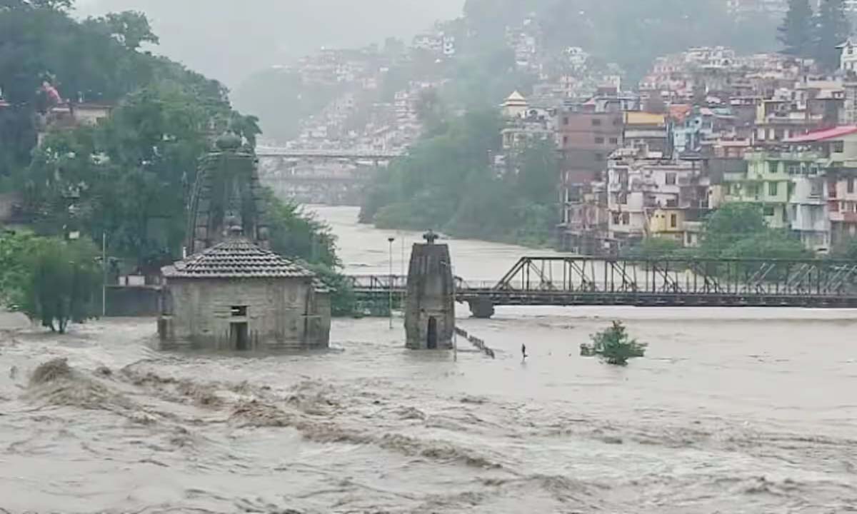हिमाचल प्रदेश के सोलन में फटा बादल, शिव बाड़ी मंदिर में कई लोगों के फंसे होने की आशंका