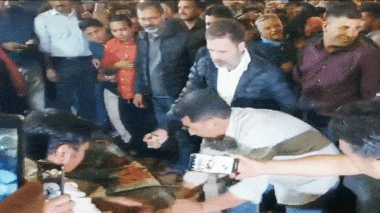 राहुल गांधी लद्दाख के लेह मार्केट पहुंचे, फल-सब्जी खरीदी, लोगों की भीड़ ने घेरा