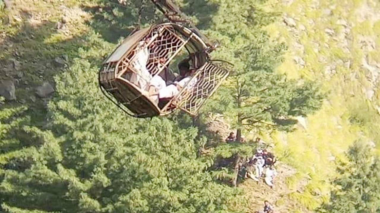 900 फीट की ऊंचाई पर केबल कार में फंसे 8 लोगों का सफालतापूर्वक रेस्क्यू