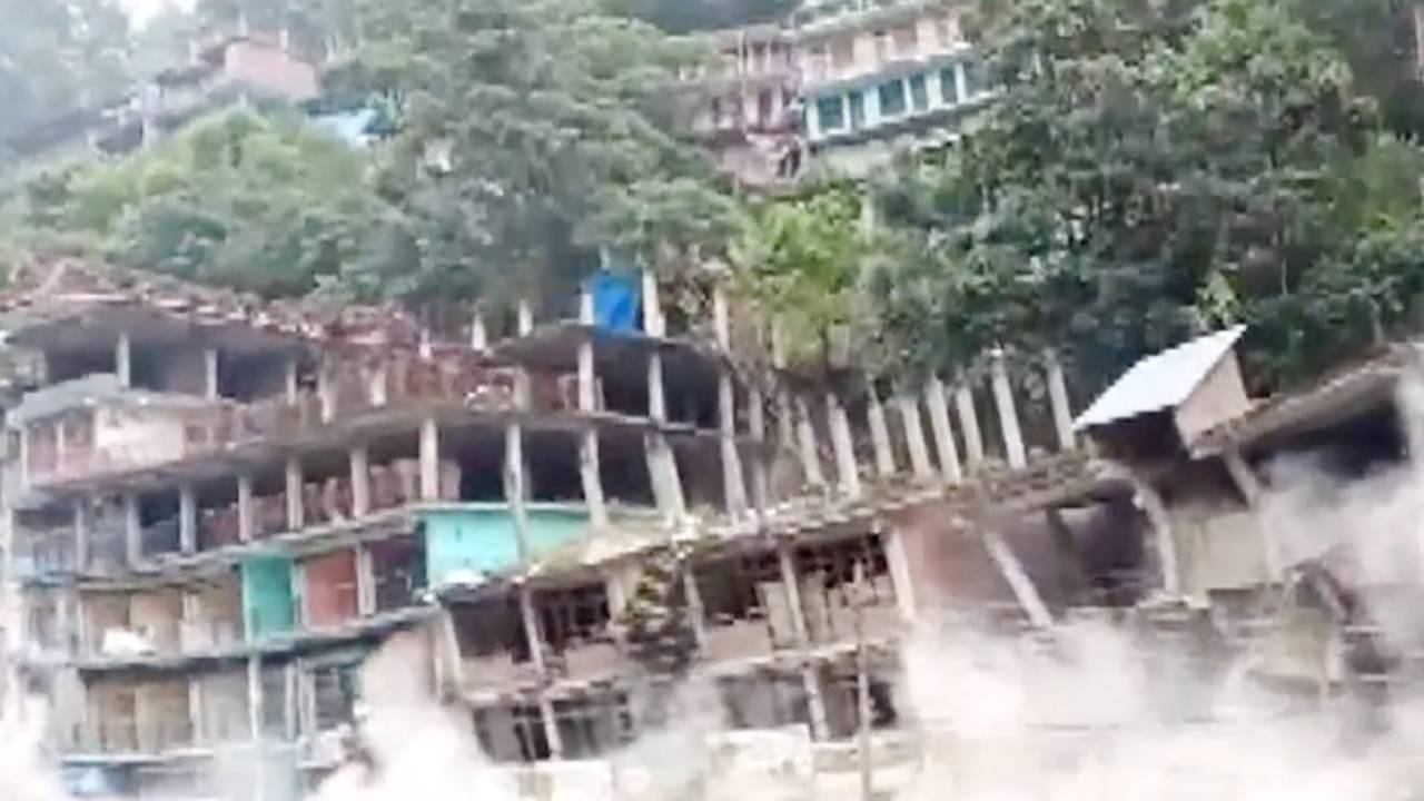 हिमाचल प्रदेश के कुल्लू जिले में एकाएक 7 इमारतें गिरीं, अब भी 2-3 इमारतों पर मंडरा रहा खतरा