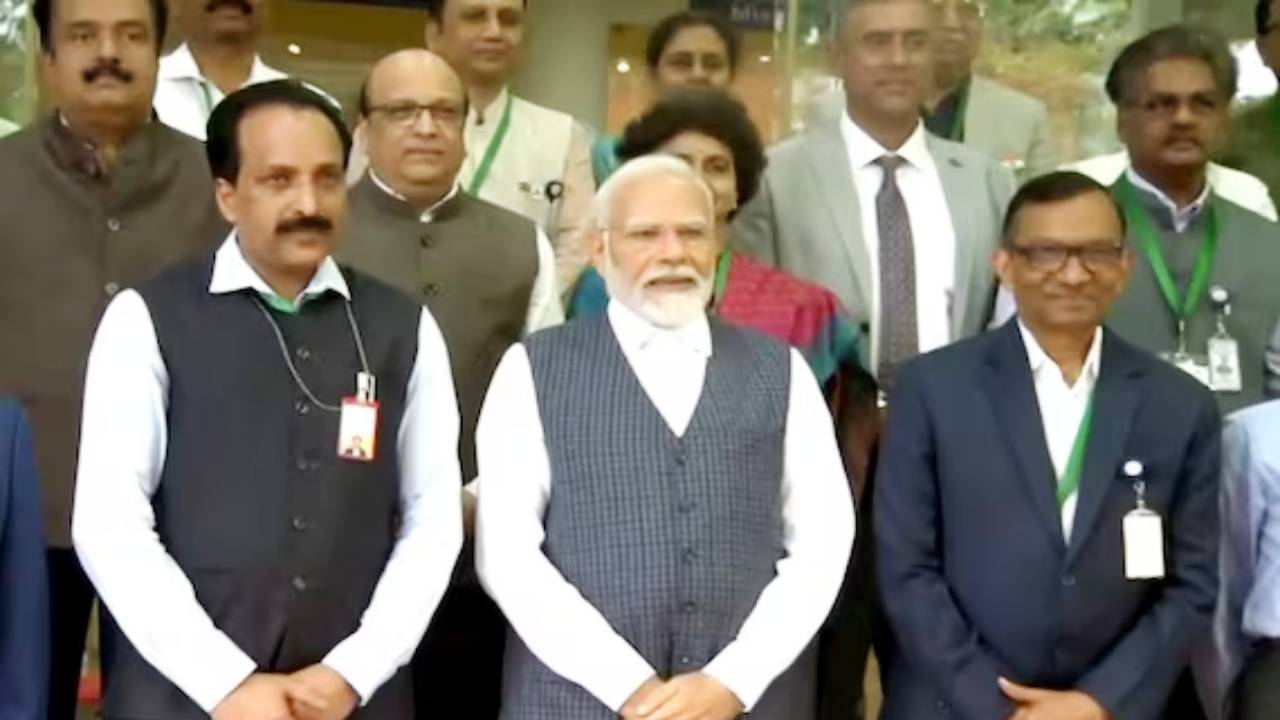 PM मोदी ने चंद्रयान-3 की टीम के वैज्ञानिकों से की मुलाकात, इसरो चीफ S सोमनाथ ने किया स्वागत
