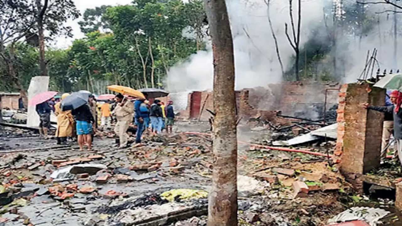 पश्चिम बंगाल के नार्थ 24 परगना जिले की एक पटाखा फैक्ट्री में ब्लास्ट, 5 लोगों की मौत; कई घायल