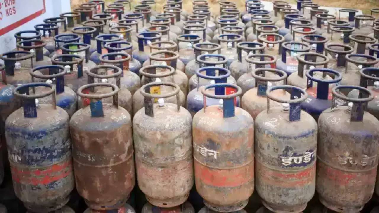 19 किलोग्राम वाले कॉमर्शियल LPG सिलेंडर की कीमत में 158 रुपए की कटौती