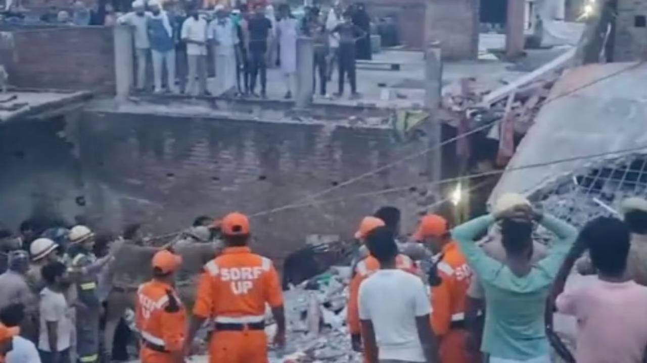UP के बाराबंकी में 3 मंजिला इमारत गिरी, 12 लोगों का रेस्क्यू; 2 की मौत, हादसा 3 बजे हुआ