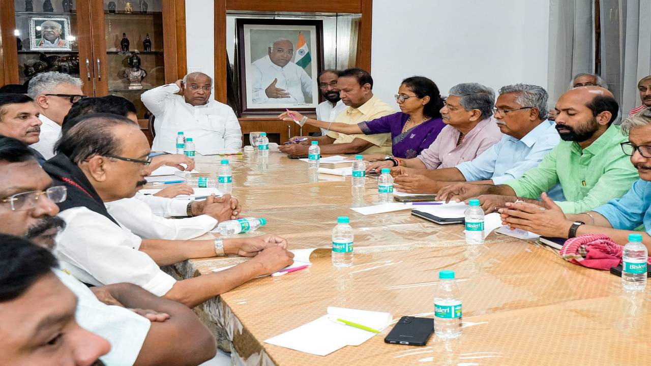 मंगलवार शाम मल्लिकार्जुन खड़गे के घर हुई मीटिंग, I.N.D.I.A अलायंस में शामिल 24 पार्टियां संसद के स्पेशल सेशन में होंगी शामिल